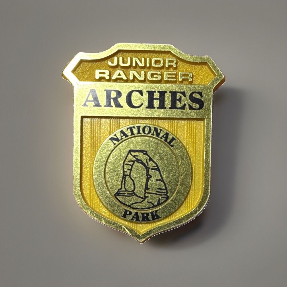 Arches National Park Junior Ranger Pinback Badge Pin - National Parks 1996
